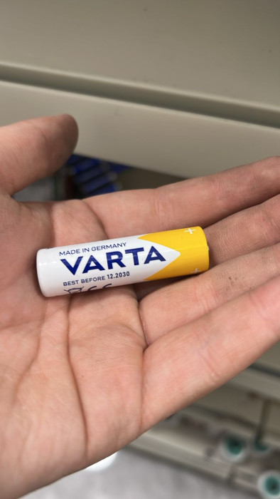 Батарейка Varta, малая